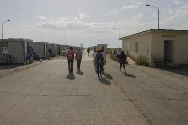 Foggia, su una pista di atterraggio vivono mille migranti: sono gli �invisibili"